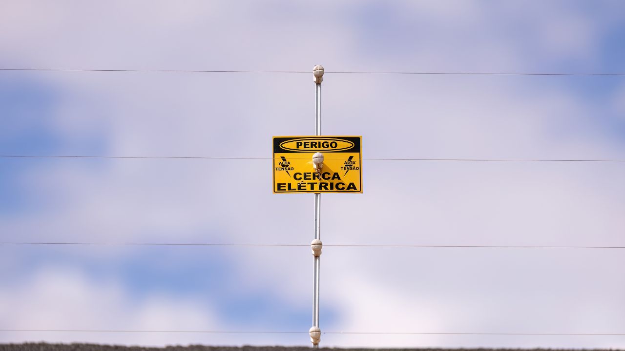 Instalação de cerca elétrica custa entre R$ 800 e mais de R$ 10 mil. Veja os preços por metragem, os fatores que encarecem o serviço e as normas de segurança.