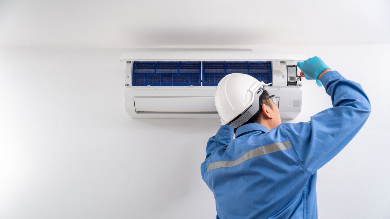 Instalar ar-condicionado split com apoio de eletricista qualificado ajuda a evitar riscos, falhas e custos extras na instalação.