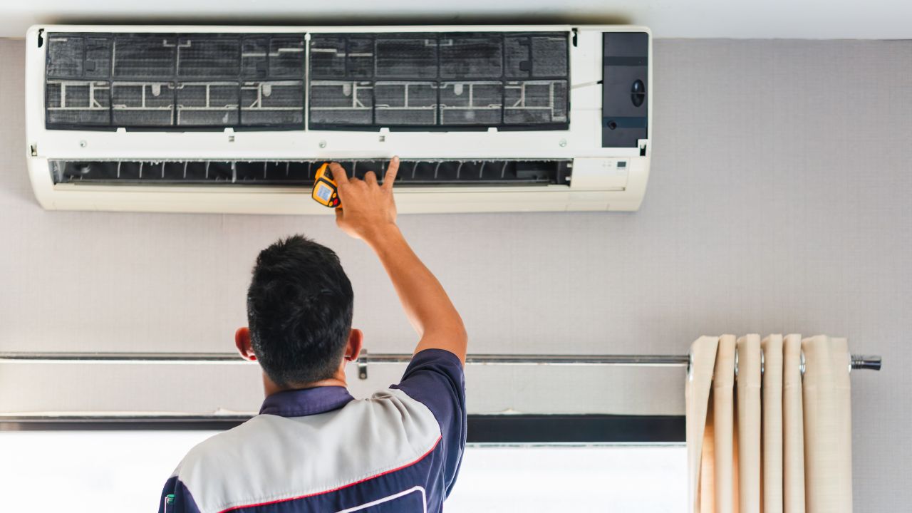 Installing a split air conditioner with the support of a qualified electrician helps avoid risks, failures, and extra costs in installation.