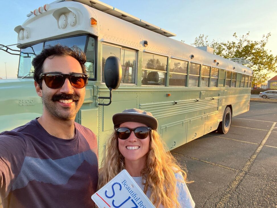 Casal transformou ônibus escolar de US$ 7,2 mil em casa sobre rodas com quarto, banheiro e cozinha após 7 meses e gasto total de US$ 40 mil.