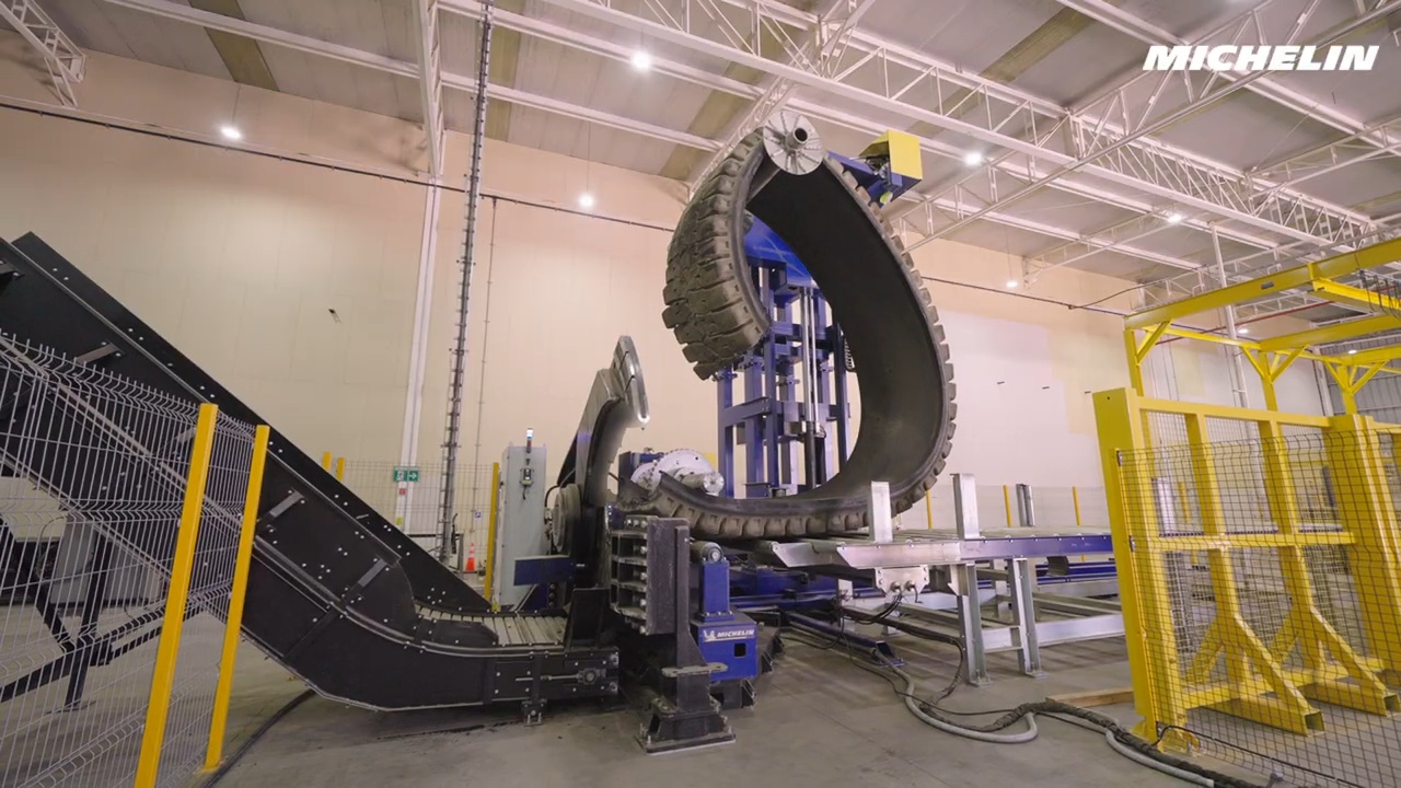 Chile transforms giant mining tires into a new recycling industry capable of processing 30,000 tons per year in the Atacama Desert