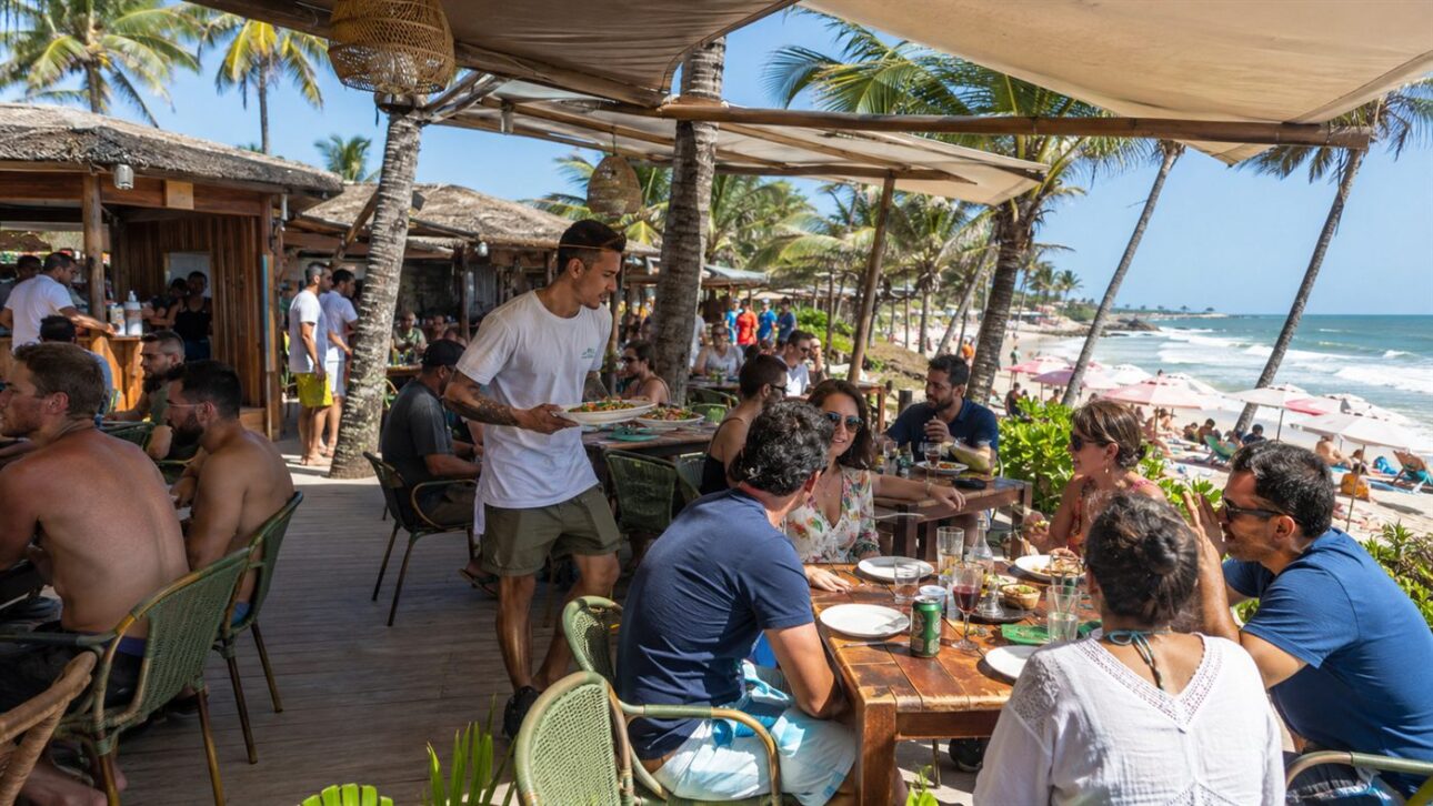 Hotéis, restaurantes e quiosques movimentados pelos turistas geram empregos e renda em todo o país.