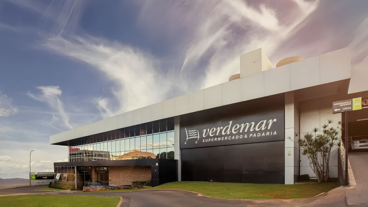 Supermercados implementam nova jornada de trabalho com até 15 dias de folga por mês e sem redução salarial para funcionários. 