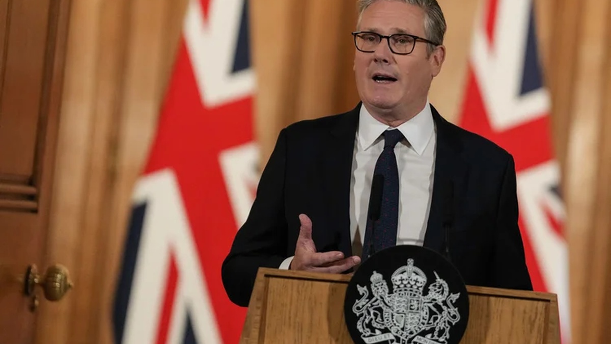 Keir Starmer: primeiro-ministro britânico anunciou as medidas sobre redes sociais nesta segunda-feira, 15 (CARLOS JASSO / POOL / AFP)