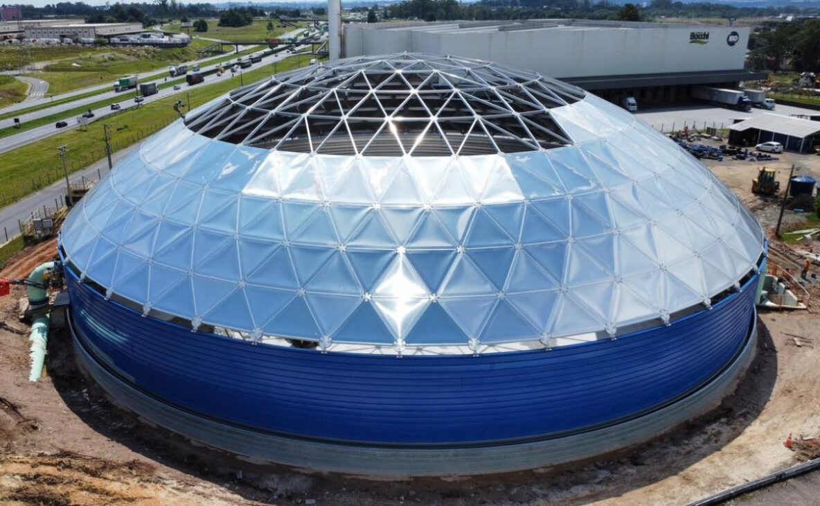 Estrutura circular de grande porte utilizada para armazenamento de água tratada em Curitiba, com tecnologia de duplo aço, parte do novo sistema da Sanepar que aumentará a reservação regional para 25 milhões de litros.