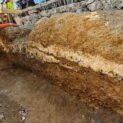 Obras em Londres revelaram uma estrada romana de 2.000 anos preservada sob o asfalto moderno, confirmando o trajeto histórico da famosa Watling Street.