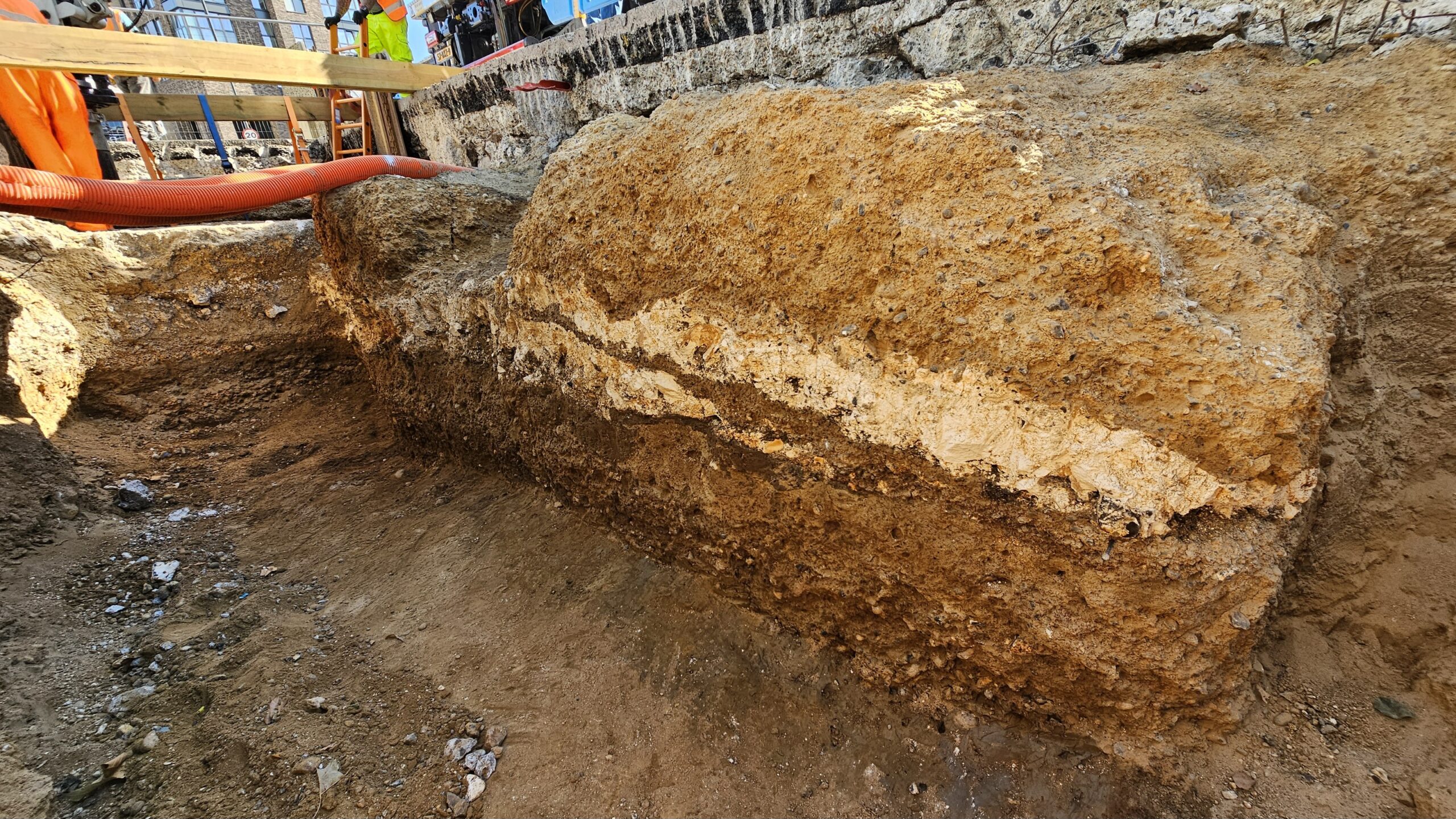 Obras em Londres revelaram uma estrada romana de 2.000 anos preservada sob o asfalto moderno, confirmando o trajeto histórico da famosa Watling Street.