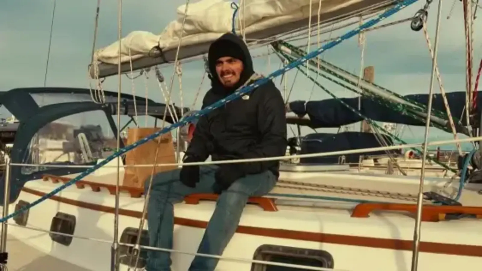 Aos 29 anos e cansado da vida presa ao trabalho e às contas, homem abandona emprego de 11 anos, vende seus pertences, usa a aposentadoria para comprar um veleiro e vai morar no mar com o gato