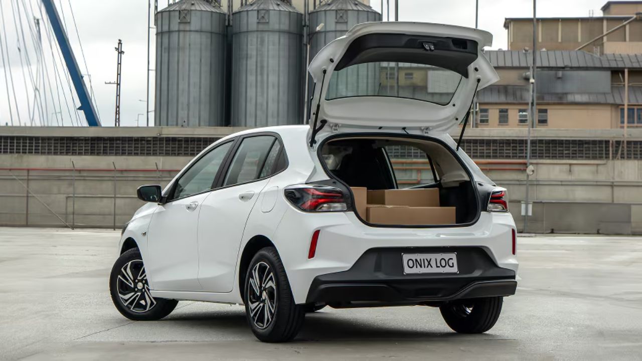 Chevrolet Onix Log 2027 retorna ao mercado com foco no transporte de cargas, capacidade para 375 kg, bom consumo e preço inicial de R$ 105.990.