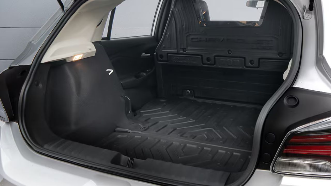 Chevrolet Onix Log 2027 retorna ao mercado com foco no transporte de cargas, capacidade para 375 kg, bom consumo e preço inicial de R$ 105.990.