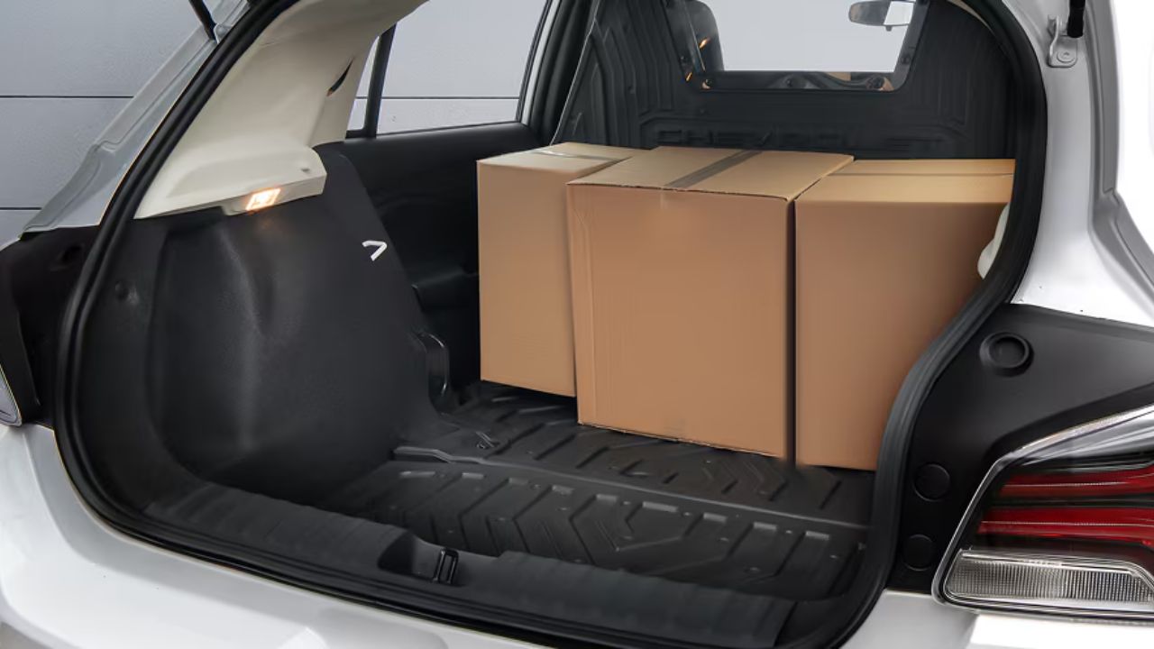 Chevrolet Onix Log 2027 retorna ao mercado com foco no transporte de cargas, capacidade para 375 kg, bom consumo e preço inicial de R$ 105.990.