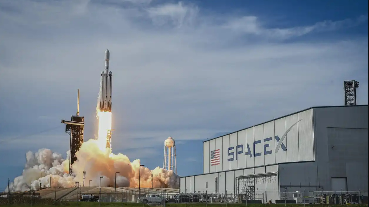 Foguete da SpaceX decola ao lado das instalações da empresa durante lançamento orbital