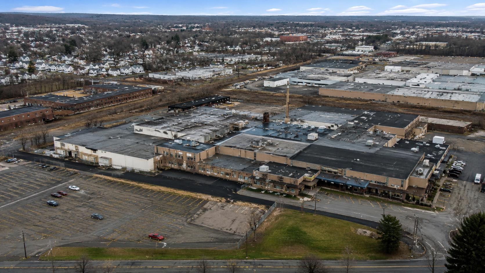Fábrica histórica da Stanley Black & Decker fechada em Connecticut após queda na demanda por trenas tradicionais e corte de 300 empregos.