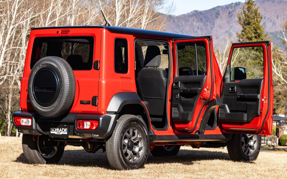 Suzuki Jimny Nomade with 5 doors costs around R$ 93,6 thousand, features a 1.5 engine with 101 hp, 4WD with low gear, ladder frame, rigid axle, and 210 mm ground clearance to become the family-oriented jeep that Brazil doesn't have in Japan