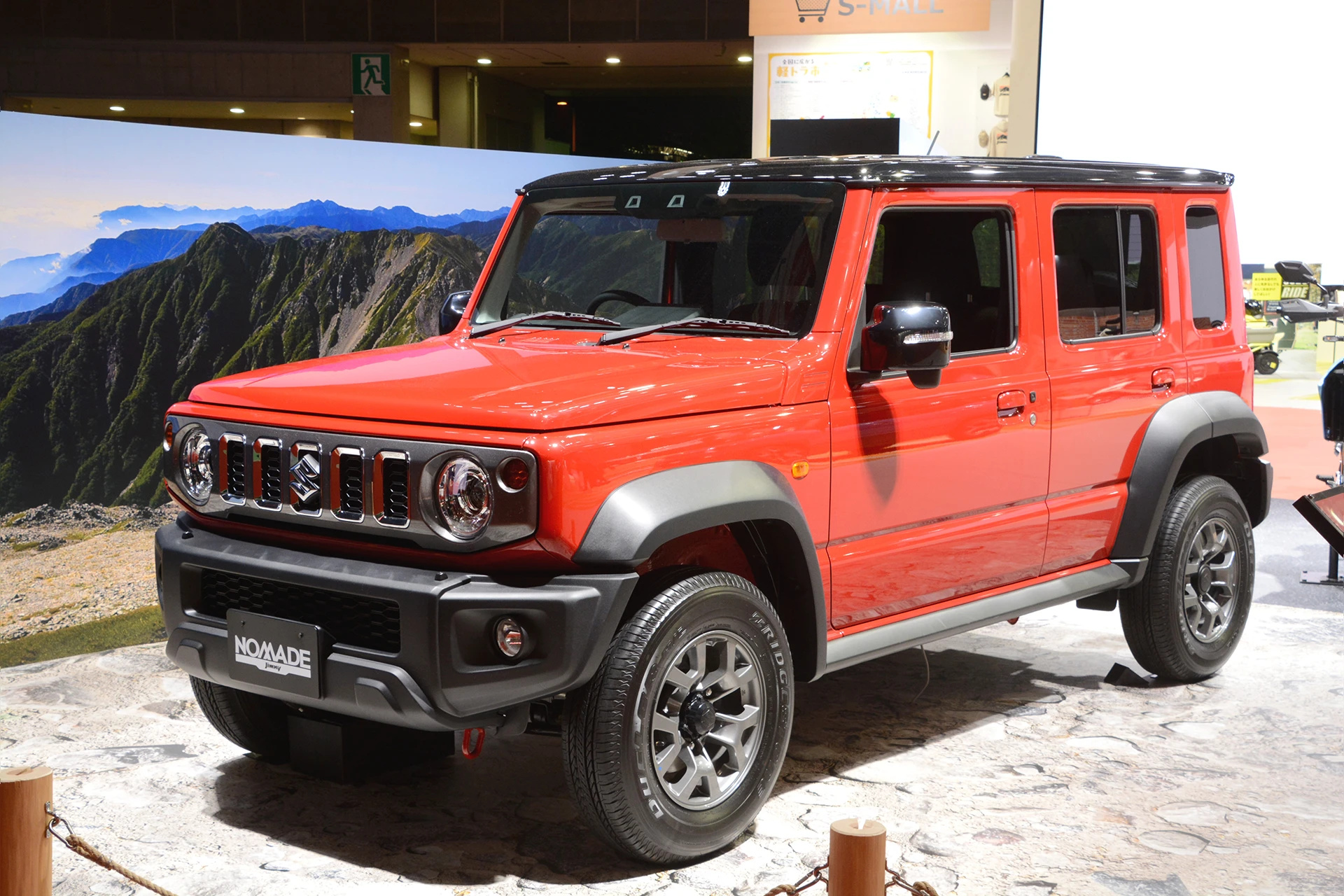 Suzuki Jimny Nomade de 5 portas custa cerca de R$ 93,6 mil, traz motor 1.5 de 101 cv, tração 4WD com reduzida, chassi de escada, eixo rígido e 210 mm de vão livre para virar o jipe raiz familiar que o Brasil não tem no Japão