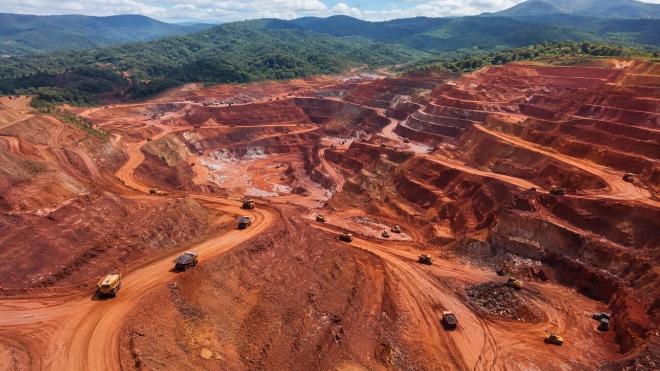 La mina de arcilla iónica en Goiás extrae el mineral bruto, pero la etapa más lucrativa, el refinado, aún ocurre fuera del país.
