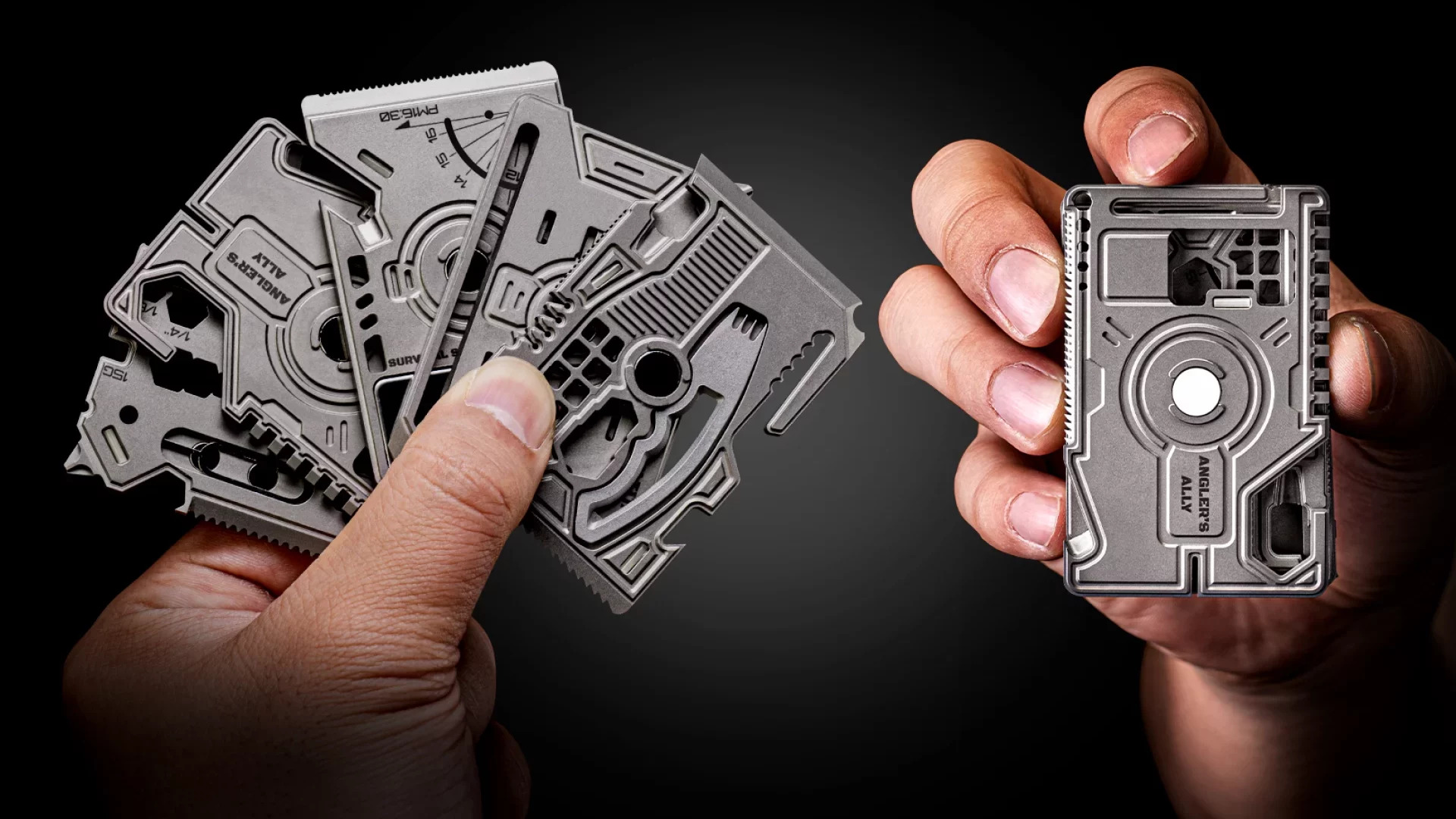 Mãos segurando cartões magnéticos de titânio com múltiplas ferramentas compactas, em imagem ilustrativa do gadget TitanSnap.