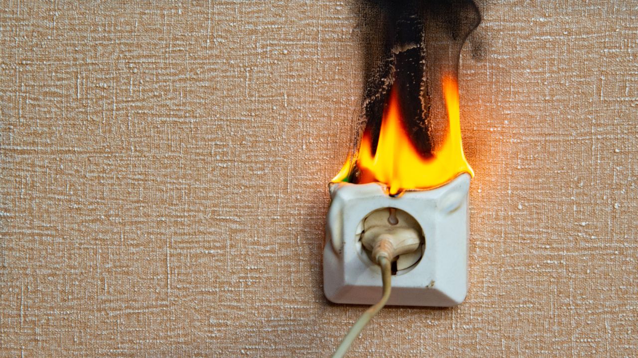 Escolher a tomada correta ajuda a evitar sobrecargas, choques e danos aos aparelhos. Entenda as diferenças entre os modelos 10A e 20A.