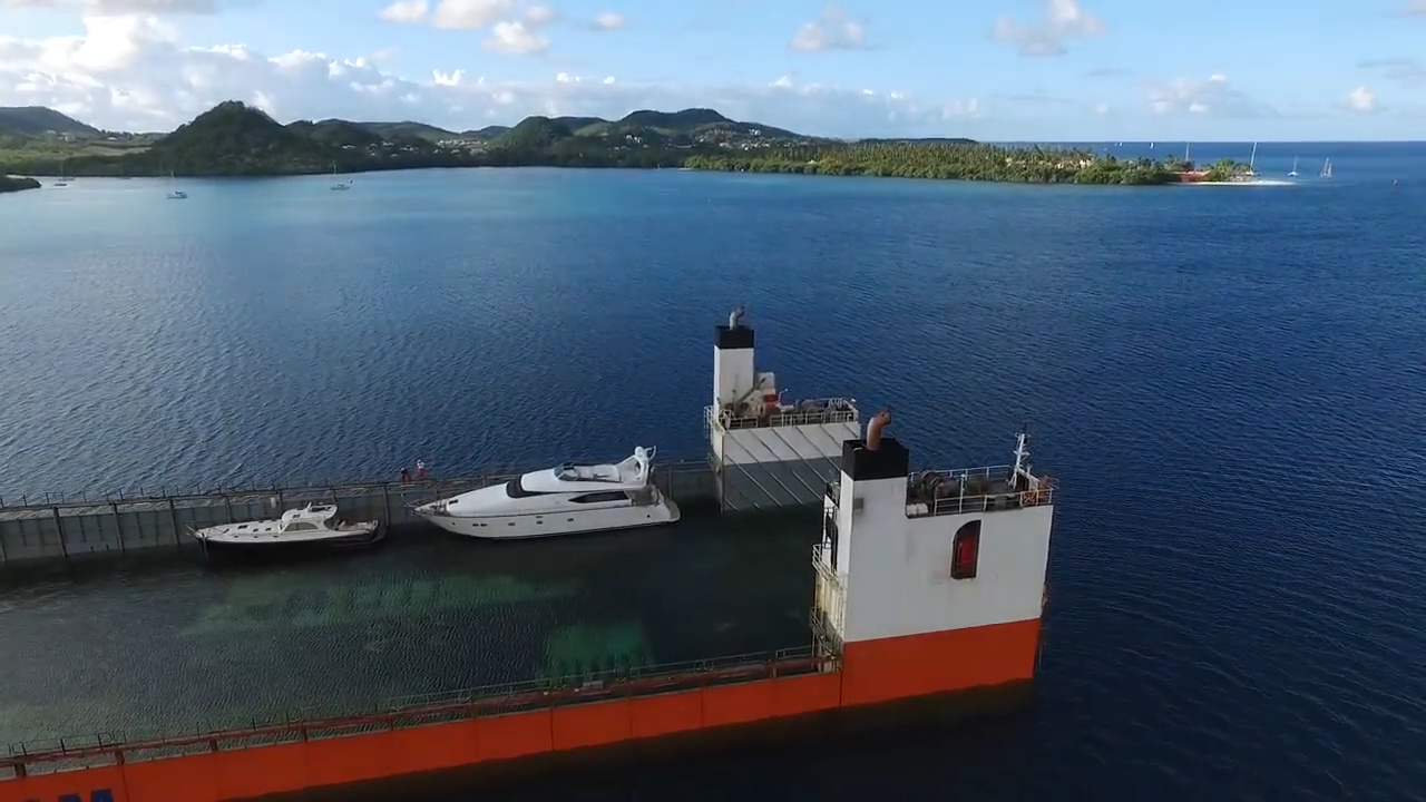 The “dock ship” that intentionally sinks to swallow superyachts like toys: Yacht Servant
