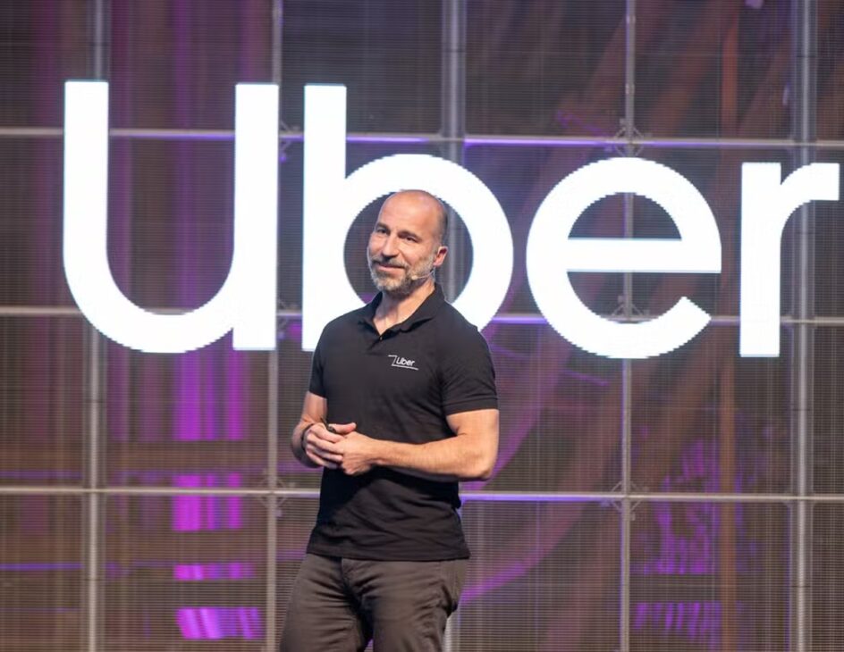 Ejecutivo de Uber en escenario corporativo frente al logotipo de la empresa durante evento institucional relacionado con la reestructuración interna y los recortes anunciados en el área de Personas.
