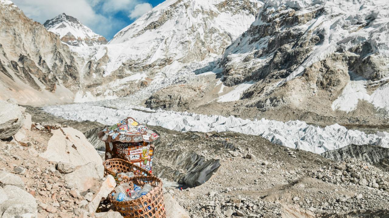 No acampamento base do Everest, no Himalaia, é possível ver garrafas plásticas e outros resíduos em cestos trançados.