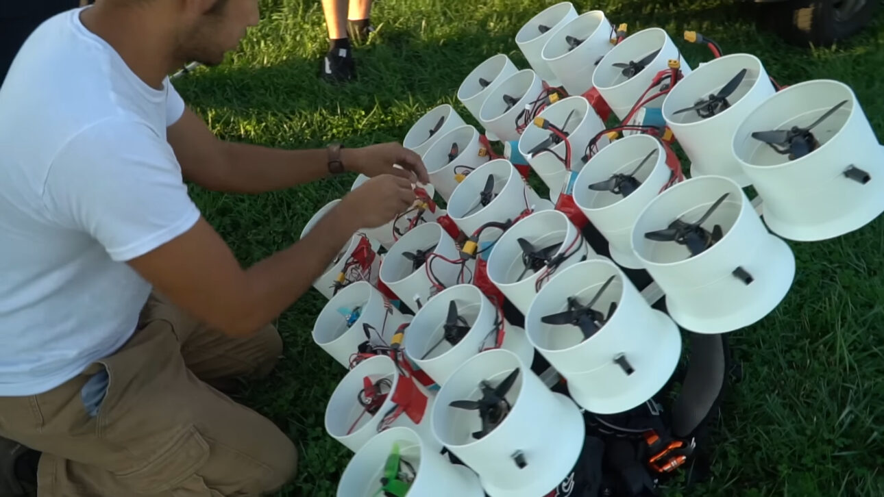 YouTuber transforma 50 motores de drones, fita adesiva e peças improvisadas em uma máquina voadora elétrica de garagem