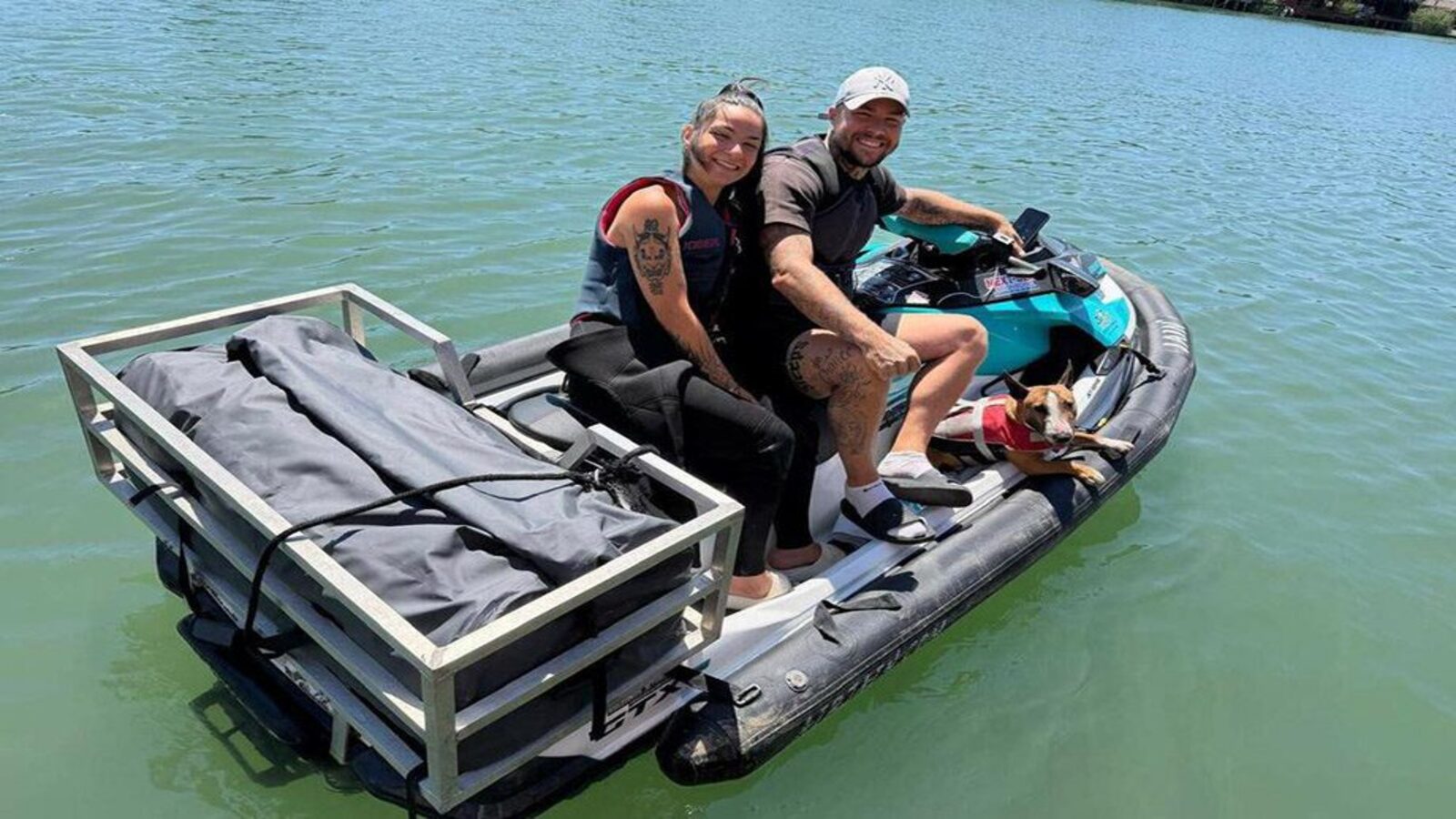 Alemão larga a vida convencional, compra uma moto aquática, sai pelo rio Danúbio com a namorada e o cachorro, cruza mais de 13 países em 6 meses, roda 5 mil km e agora sonha em atravessar o Atlântico