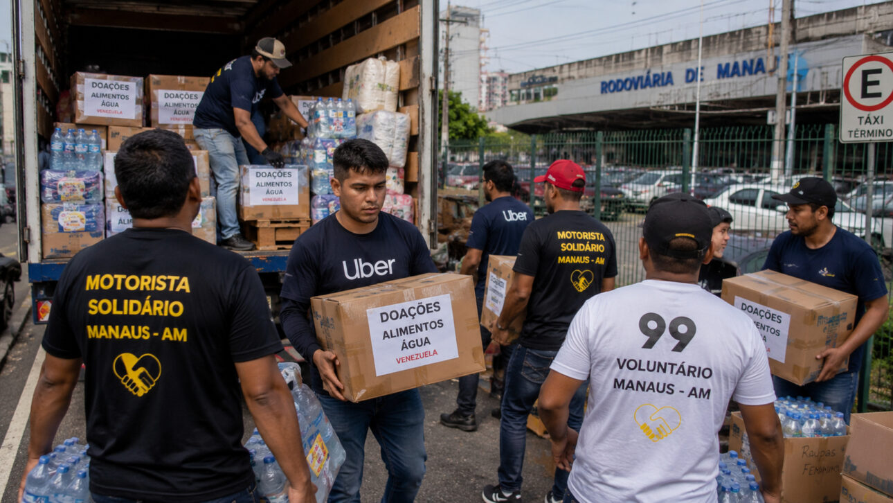 Voluntários carregam caminhão com doações para envio às famílias afetadas pelos terremotos na Venezuela.