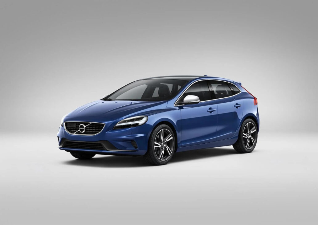 Volvo V40 T4 Momentum 2017 tem 190 cv, 30,6 kgfm, porta-malas de 324 litros e preço de R$ 74,5 mil na Fipe, combinando desempenho e segurança premium.