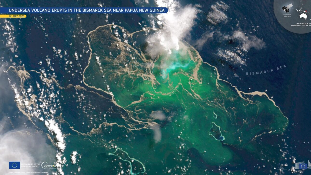 NASA spotted by satellite an underwater volcano erupting in the Bismarck Sea and hopes to see if a new island will be born live in the Pacific.