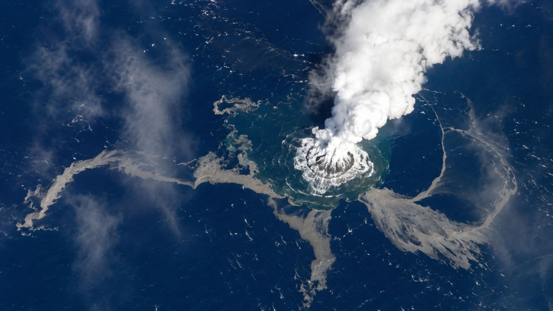 A NASA flagrou por satélite um vulcão submarino em erupção no Mar de Bismarck e espera ver se uma nova ilha vai nascer ao vivo no Pacífico.