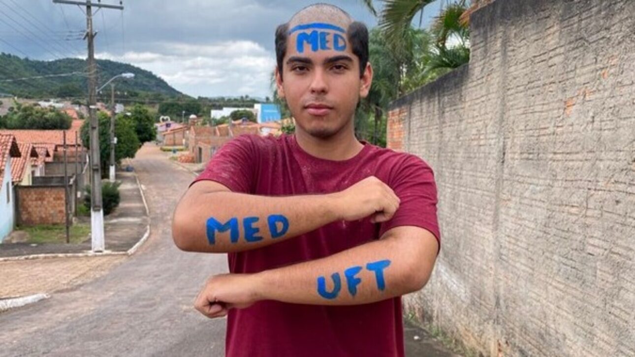 Joven concilia trabajo en el campo y rutina pesada de estudios y es aprobado en medicina