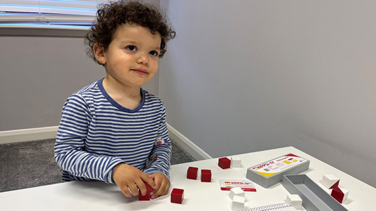 Criança que disse a primeira palavra com 7 meses, leu livro inteiro antes dos 2 anos, conta em 5 idiomas, aprende código Morse e entra para a Mensa com QI acima de 132
