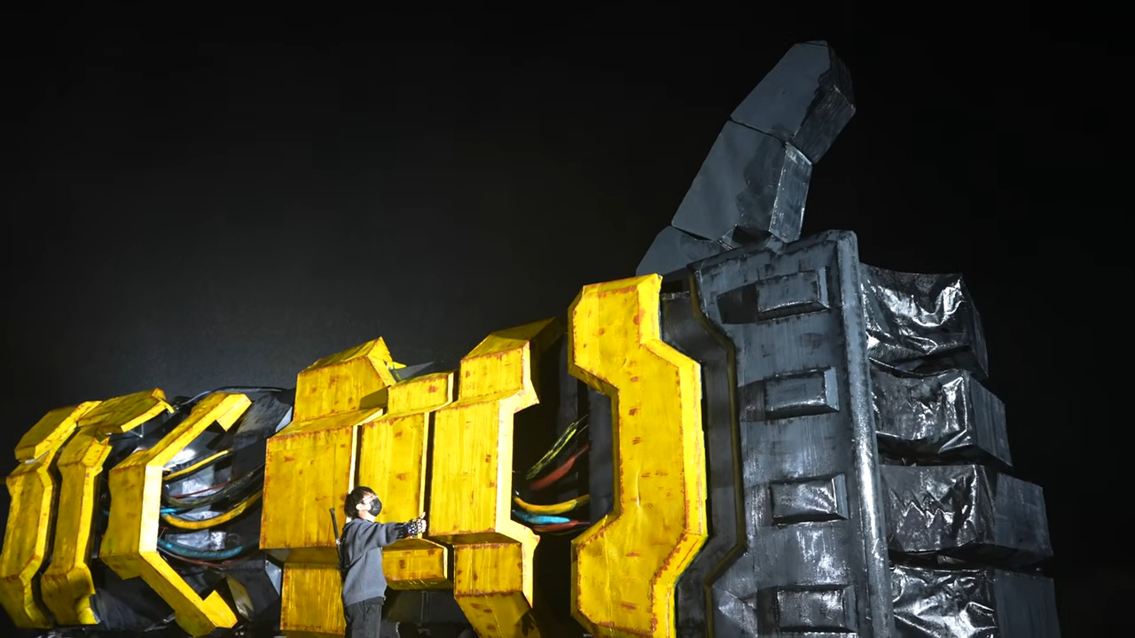 Chinese creator Fan Shisan went viral by presenting a 5.5-ton robotic hand that replicates human movements and destroys a car in an extreme test.
