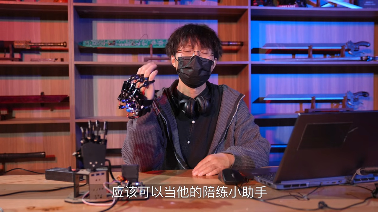 Chinese creator Fan Shisan went viral by presenting a 5.5-ton robotic hand that replicates human movements and destroys a car in an extreme test.