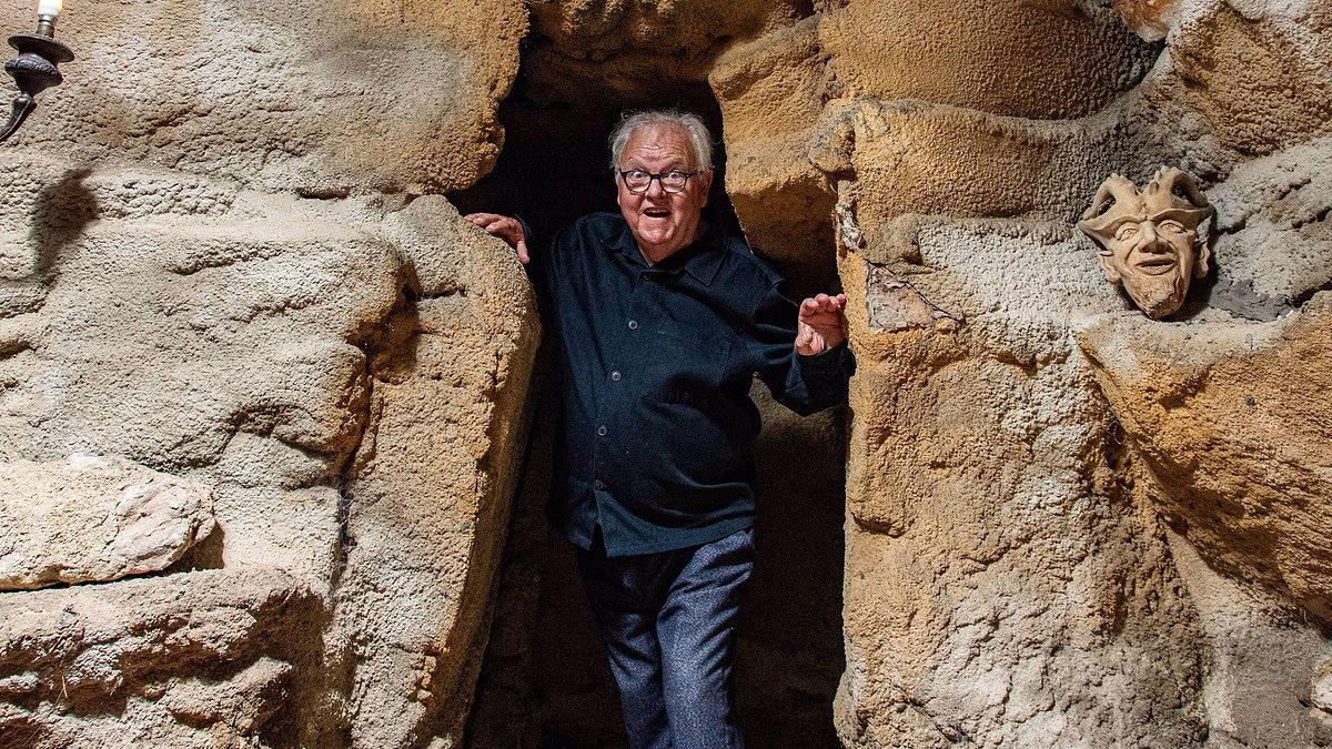 Francis Proctor, um fotógrafo aposentado que passou 30 anos escavando manualmente uma rede de cavernas de 6 metros de profundidade sob o quintal de sua casa em Southport, Inglaterra