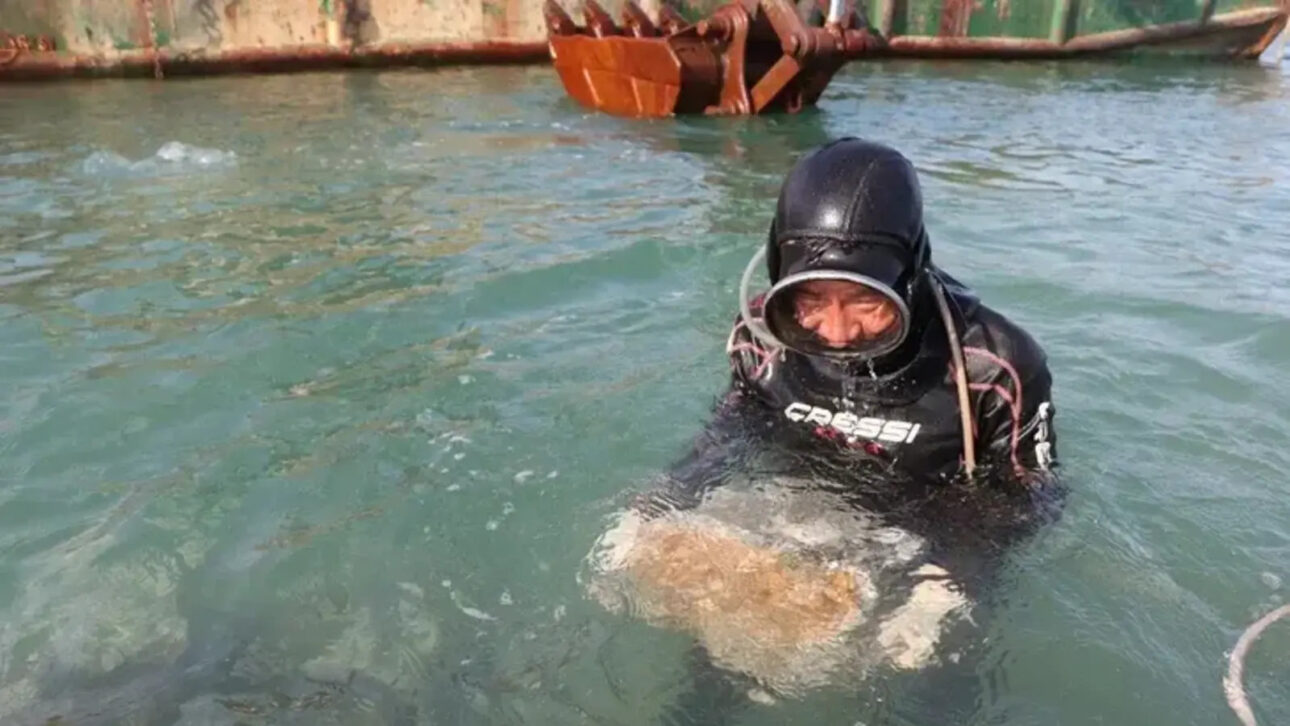 Divers take equipment and 10 kilos of lead to the seabed to work up to 6 hours a day on a 982 billion VND breakwater