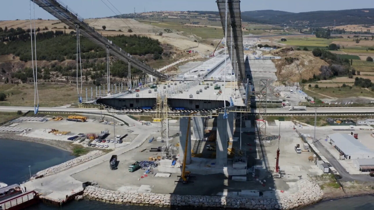 1915Çanakkale Bridge had a record lift of 155 tons at 318 meters, became the largest suspension bridge in the world, and reduced crossing to 6 minutes.