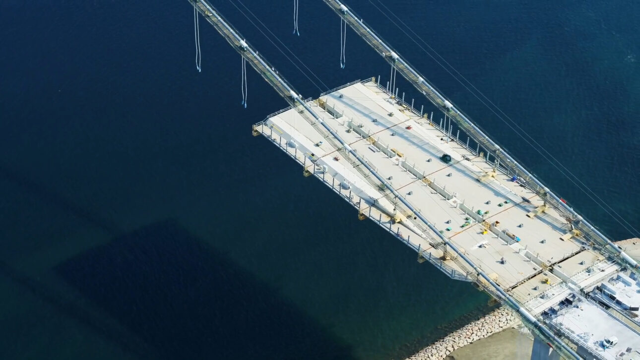 At midnight, a 330-ton crane lifted a 155-ton piece to 318 meters over the Dardanelles Strait, marking the record lift of the 1915 Çanakkale Bridge, the largest suspension bridge on the planet