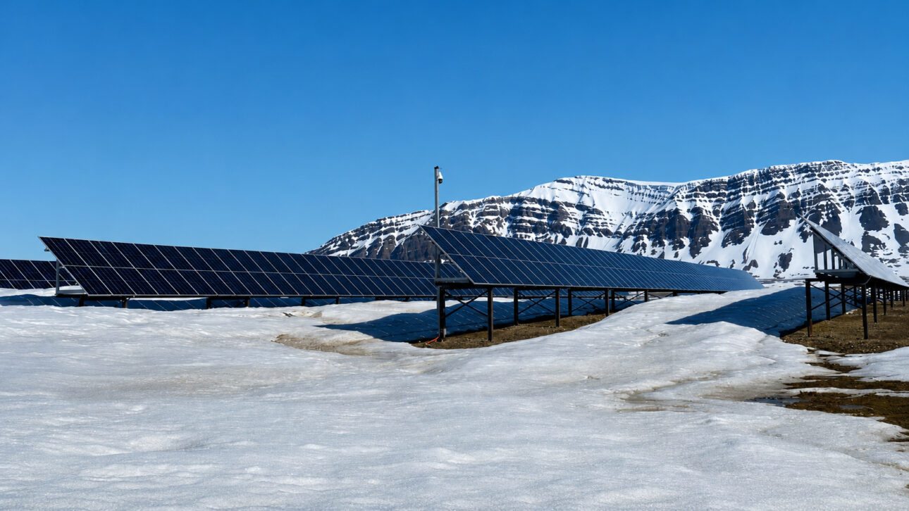360 painéis solares operam no Ártico, a 78 graus norte, perto do Polo Norte, em uma antiga estação de rádio isolada na Noruega.