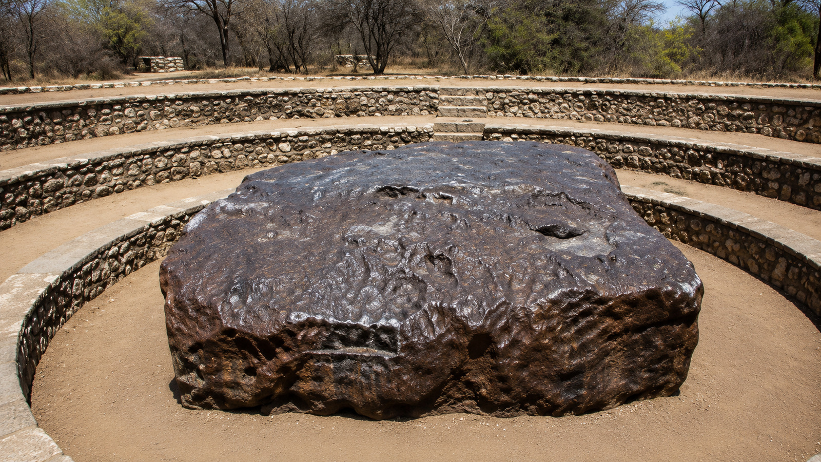 Com 60 toneladas, o meteorito Hoba é o maior bloco intacto já encontrado na Terra e intriga cientistas por ter caído na Namíbia sem deixar uma cratera clara no solo