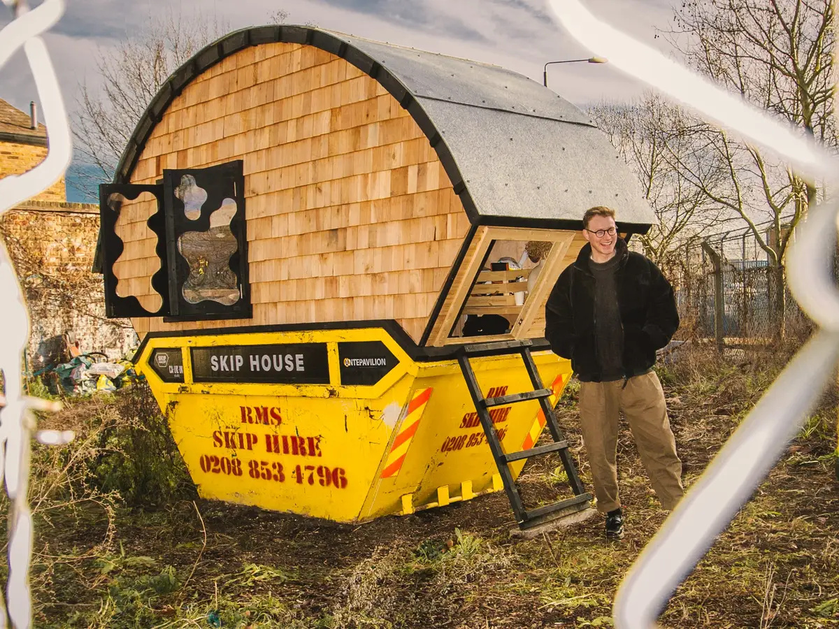 Artista transforma caçamba em microcasa em Londres, gasta £5 mil e economiza aluguel em projeto urbano ligado à crise habitacional. (Imagem: Reprodução)