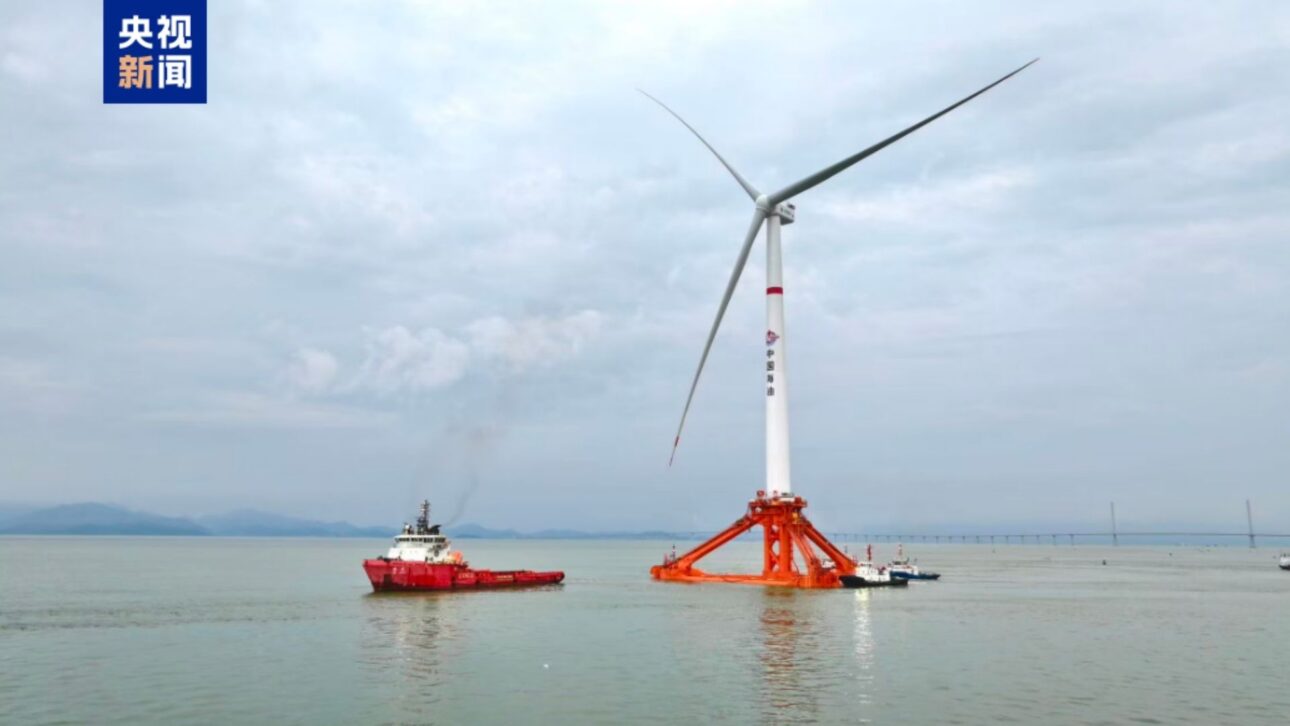 A primeira plataforma flutuante TLP para energia eólica offshore do mundo partiu de Zhuhai, na província de Guangdong, sul da China, em 28 de junho de 2026. /CMG