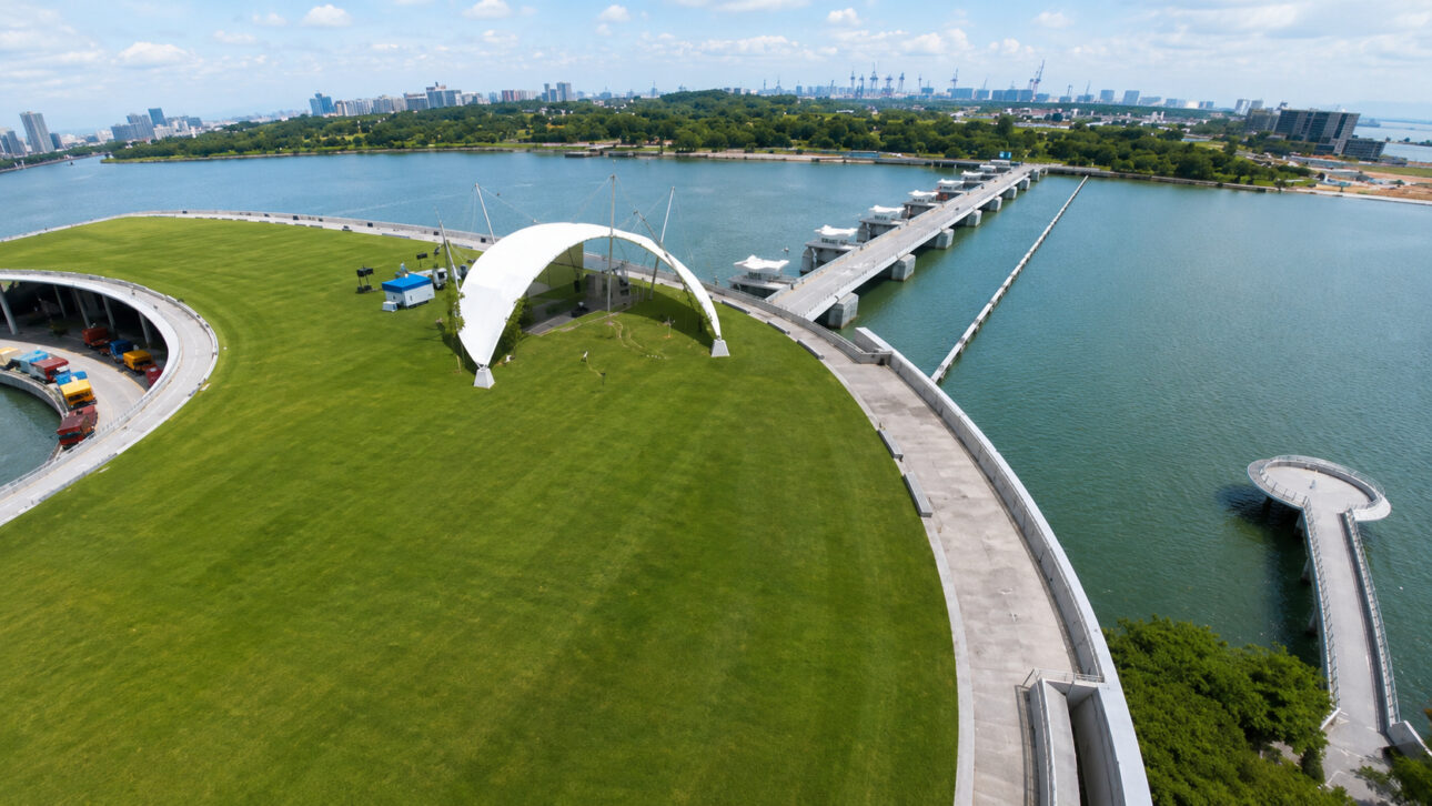 A Marina Barrage faz parte do controle de enchentes em áreas baixas de Singapura.