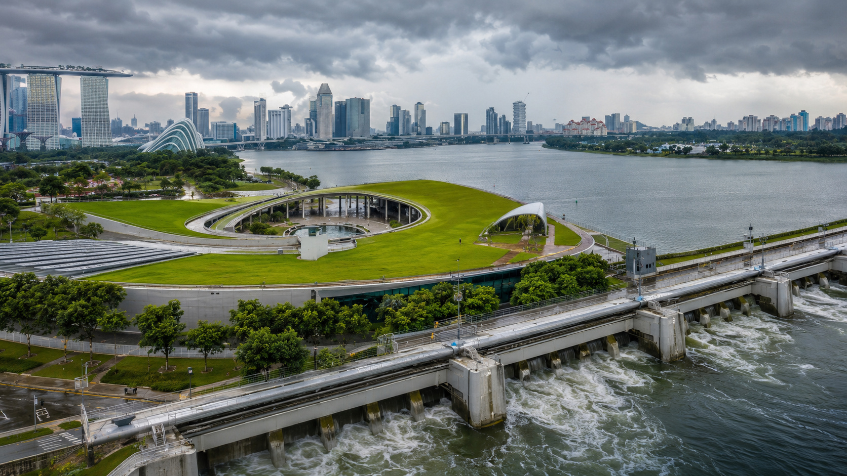 A barragem de Singapura segura o mar, guarda água doce e usa nove comportas e bombas para lidar com a chuva