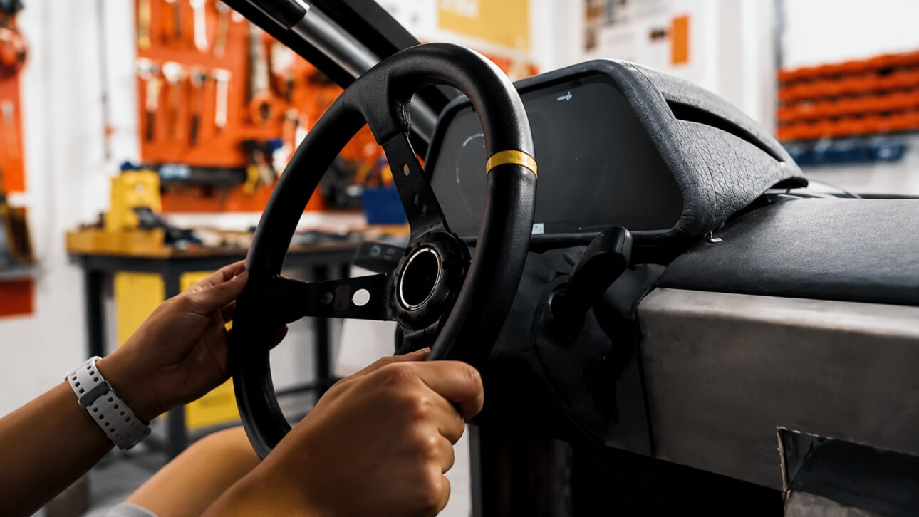 A propulsão depende de baterias e motores elétricos instalados na parte traseira.
