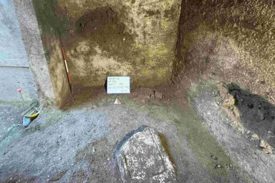 Operários abriam vala de esgoto em Manduria, na Itália, e acharam uma tumba messápia de 2.300 anos com vasos, lamparinas e parede pintada de vermelho.