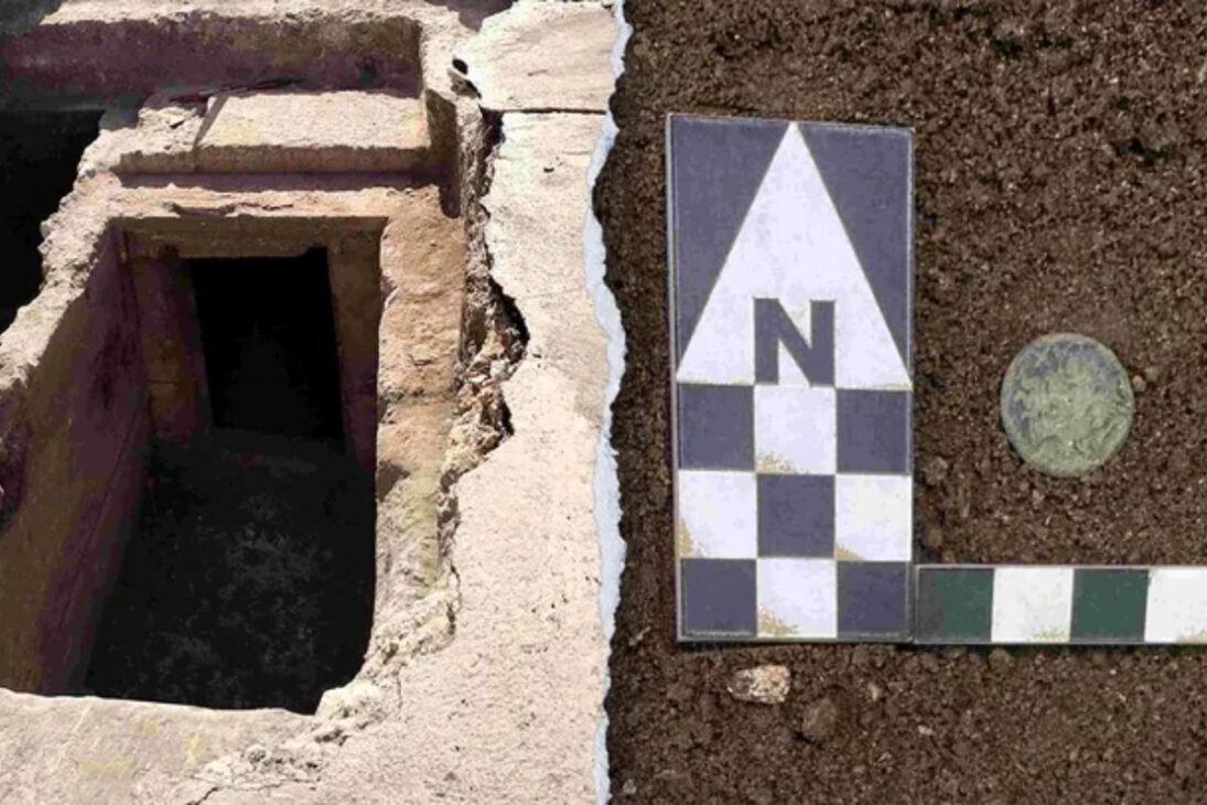 Operários abriam vala de esgoto em Manduria, na Itália, e acharam uma tumba messápia de 2.300 anos com vasos, lamparinas e parede pintada de vermelho.