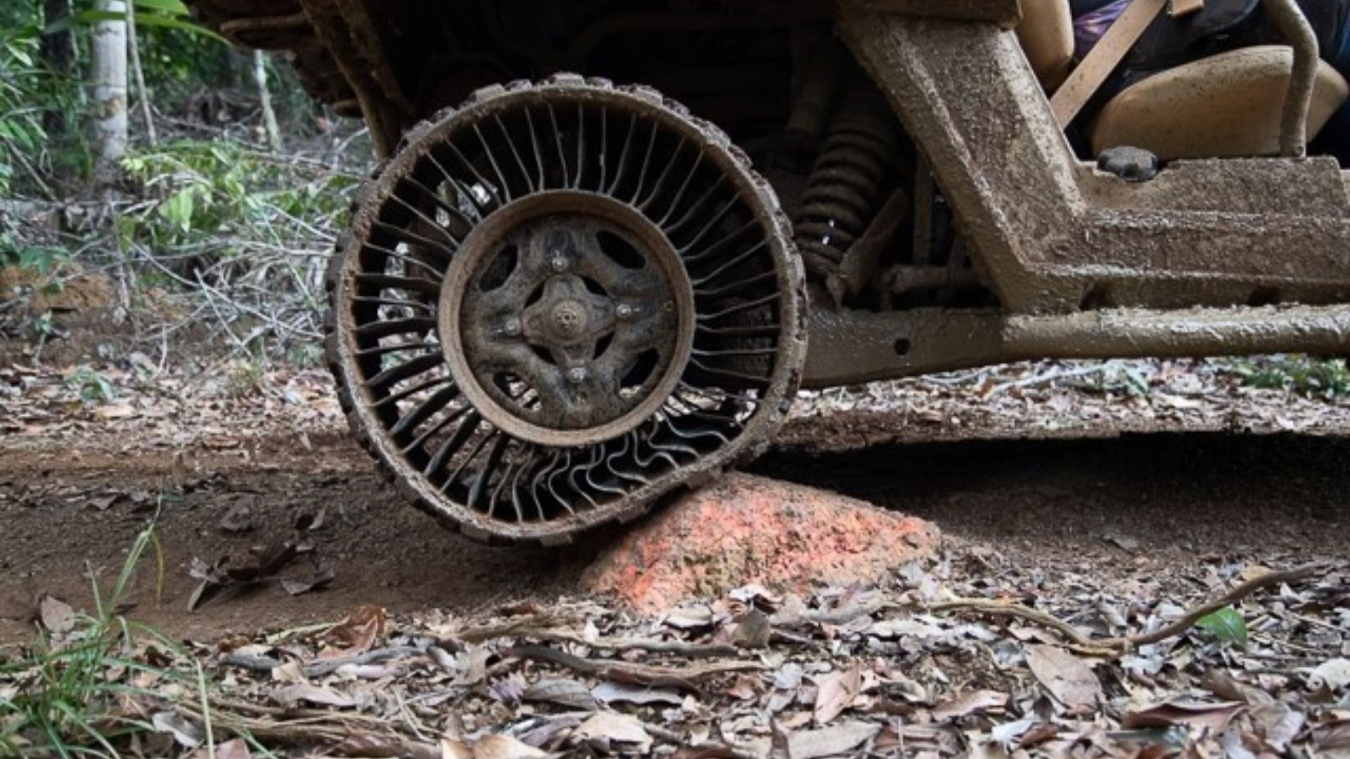 O pneu sem ar da Michelin, batizado de Uptis e derivado do Tweel, troca a câmara de ar por uma malha de raios de poliuretano e aço de alta resistência