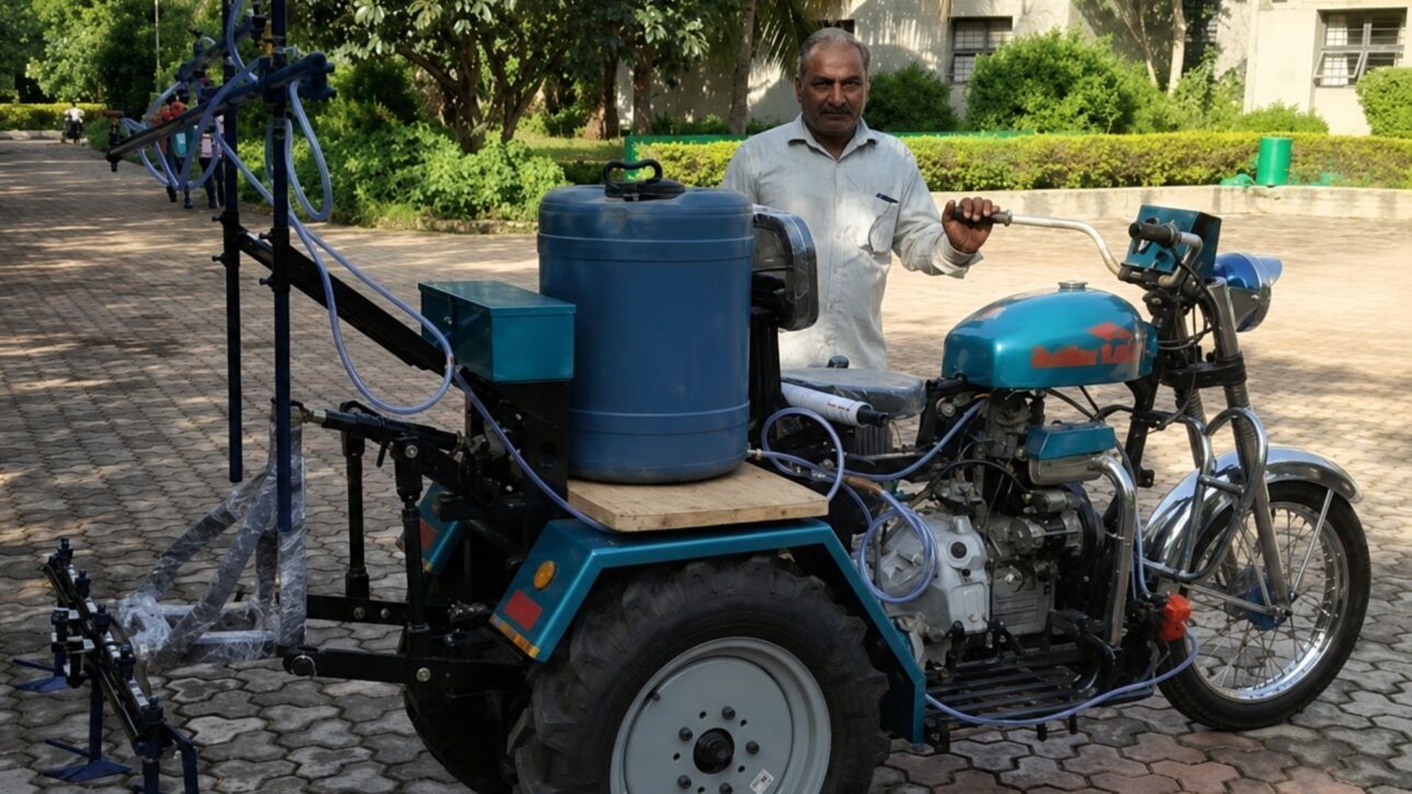 Agricultor indiano transformou uma motocicleta em mini trator